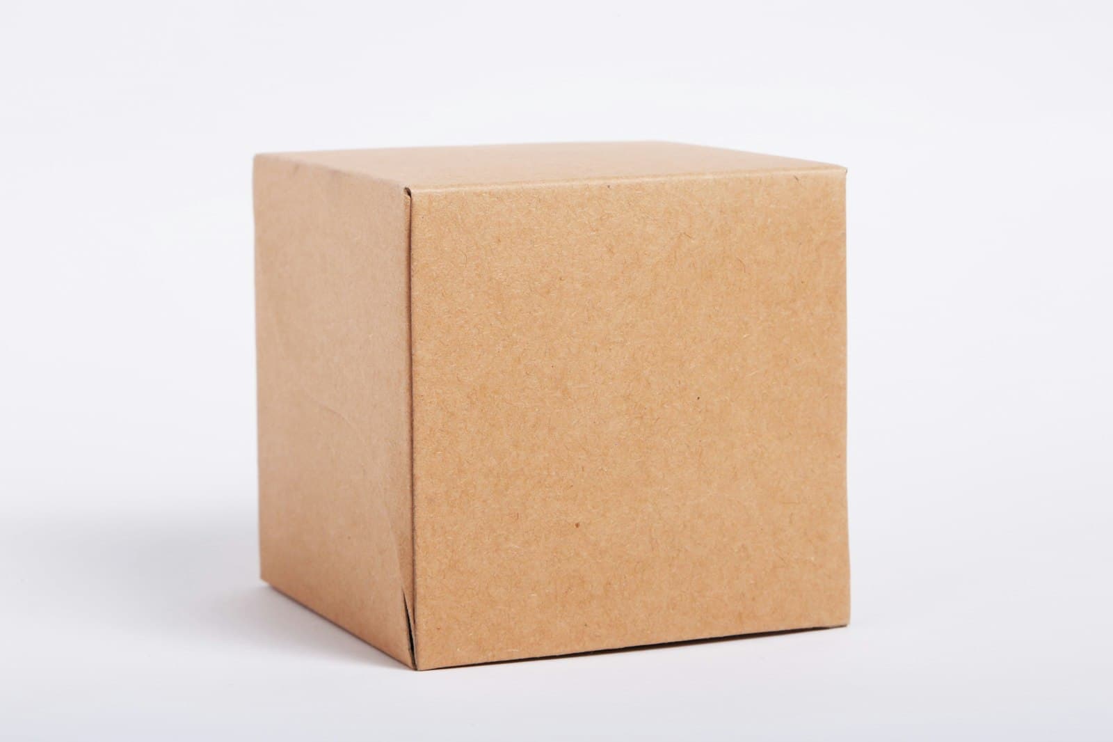 Versandkartons eines Onlineshops werden vorbereitet (Symbolbild)